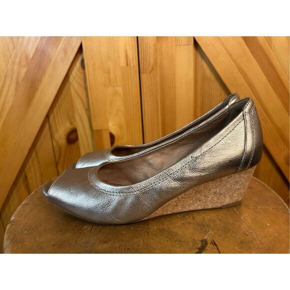 Clarks Artisan Peep-Toe Wedge Pumps Gold Metallic Size 6.5 - Picture 1 of 9